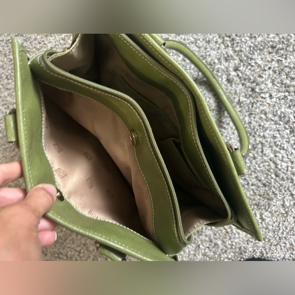5/$25 Liz Claiborne olive green vegan leather spacious storage shoulder purse - Picture 4 of 14